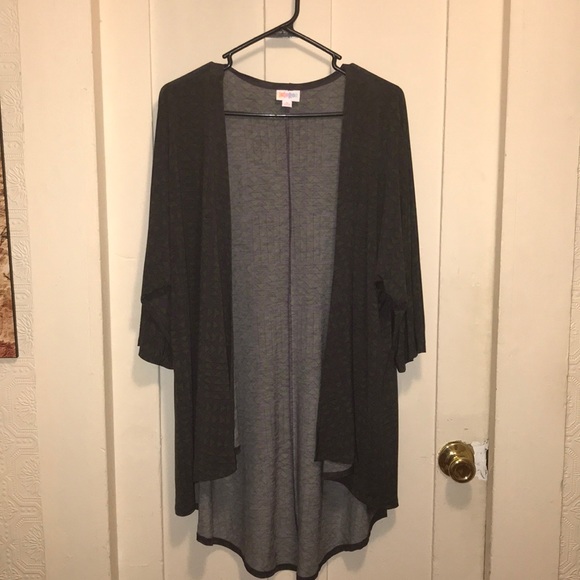 LuLaRoe Tops - LulaRoe Lindsay size Medium